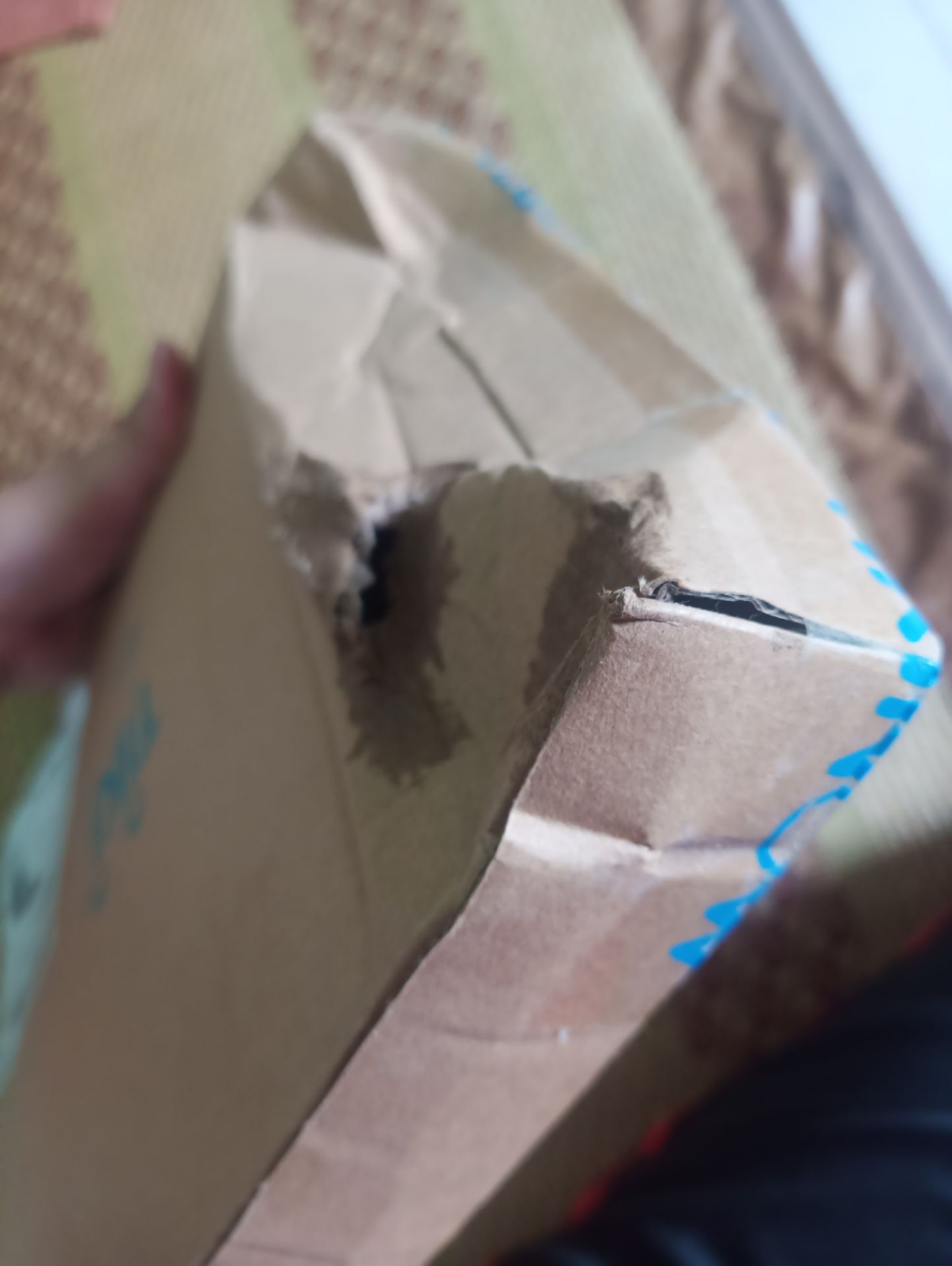 Cuốn này thì ngoài việc được bọc nhìn khá khó coi thì bên trong cũng không bị vấn đề gì. mong là shop sẽ bọc kỹ hơn cho sách nếu k mình sợ lần sau móp hộp vào đúng vị trí có sách thì rất tiếc