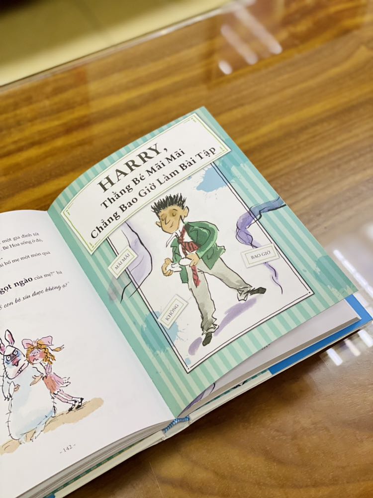 - Tiki giao hàng sớm hơn dự kiến. Khâu đóng gói vẫn còn lỏng lẻo, hộp to nhưng không có giấy chèn. Một quyển được bọc giấy nylon trong (loại học tập học sinh) khá chắc chắn. Nhìn chung sách không bị hư hại gì đáng kể. 
- Sách bìa cứng, khổ vừa, có áo bìa, chất lượng giấy tốt. Sách được in màu toàn bộ, hình ảnh minh họa hài hước. Nội dung tập 2 tương tự như tập 1, những đứa trẻ hư và rắc rối chúng gây ra. 
- Giá mình mua đã giảm khá nhiều so với giá bìa nên mình thấy xứng đáng với một quyển sách chất lượng như thế này.