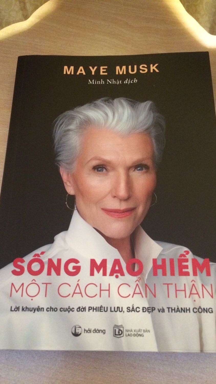 Bản dịch ổn, hình ảnh màu đẹp, tiki giao hàng đúng thời gian. 
Về nộid ung: mình đang đọc tơia phần 2. Quả thật, một gia đình mạnh mẽ, chất ngất và luôn thích phiêu lưu. Chính vì thế, Elon Musk có những suy nghĩ khác với mọi người.
Một cuốn sách dành cho các bạn mạnh mẽ và muốn thêm nhiều tự tin hơn.