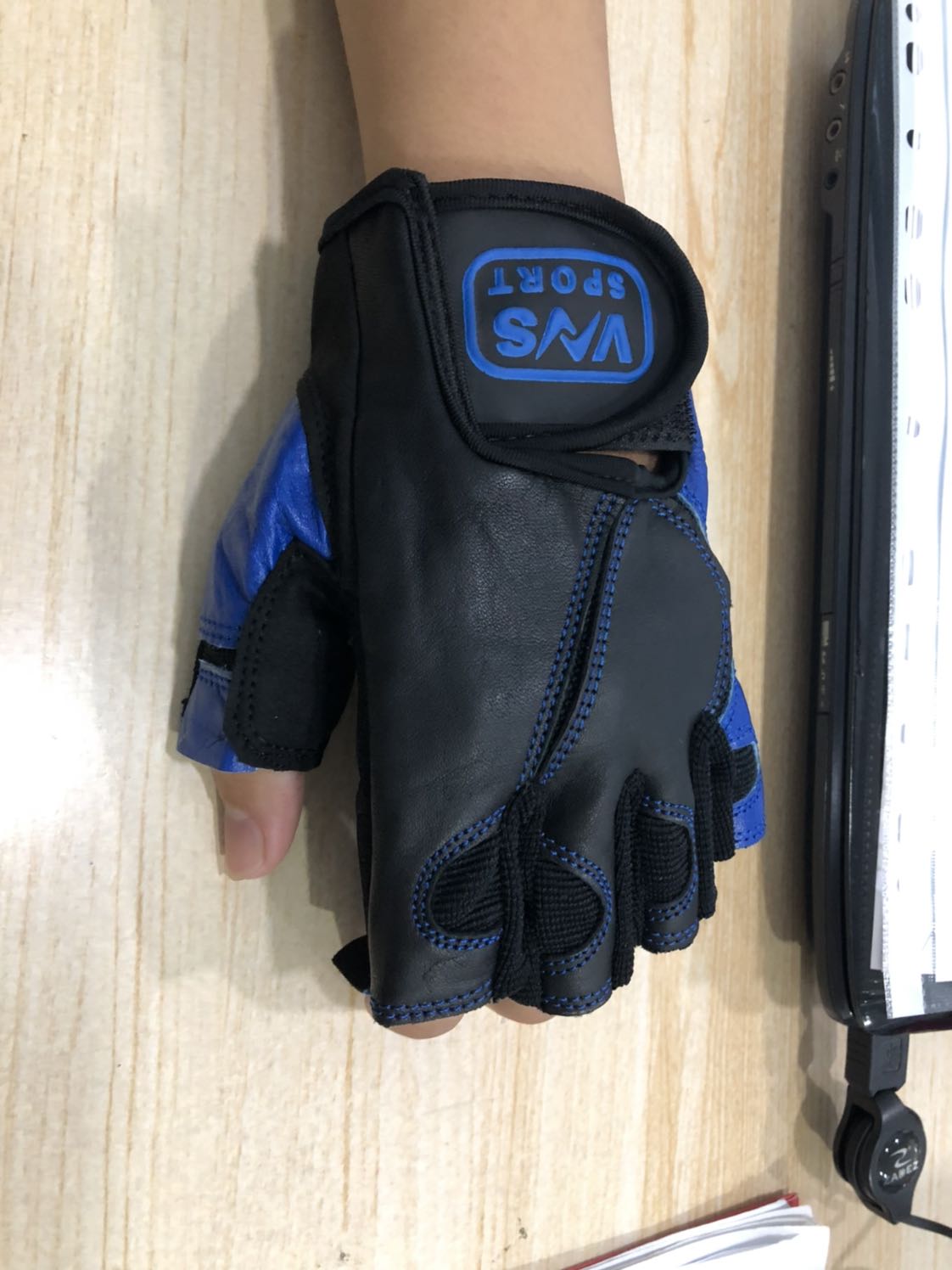 Khá êm tay khi tập gym, dùng chạy xe được rất tiện lợi