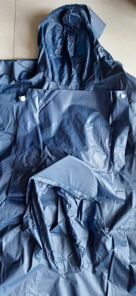 Tôi mua áo mưa 1 đầu, giao áo mưa 2 đầu? Áo nhỏ và ngắn, sao che mưa? Lại còn rách. Treo đầu dê bán thịt ***?