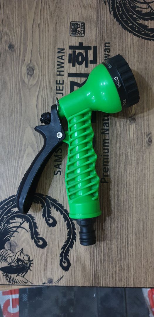 Giao hàng thiếu Dây dẫn nước. Tay cầm của vòi xịt cũng thiếu lớp lớp nhựa/cao su đen như trong ảnh quảng cáo. Liên hệ với shop mấy tiếng rồi chưa thấy phản hồi. Tiki xem giúp mình đơn này xử lý như thế nào với.