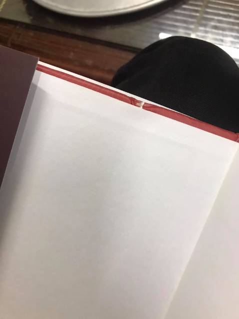 Đóng gói không cẩn thận, sách bị móp góc, dính keo, hỏng bìa
Mình đề nghị Tiki nên xem lại khâu đóng gói sản phẩm : luôn luôn chỉ có mỗi cái hộp trống không, không bao giờ có túi chống sốc như *** hay ***
Mình mua sách để có được quyển sách tốt nhất và đẹp nhất với trải nghiệm tốt nhất chứ không phải đi xin để có một trải nghiệm không vui như thế này