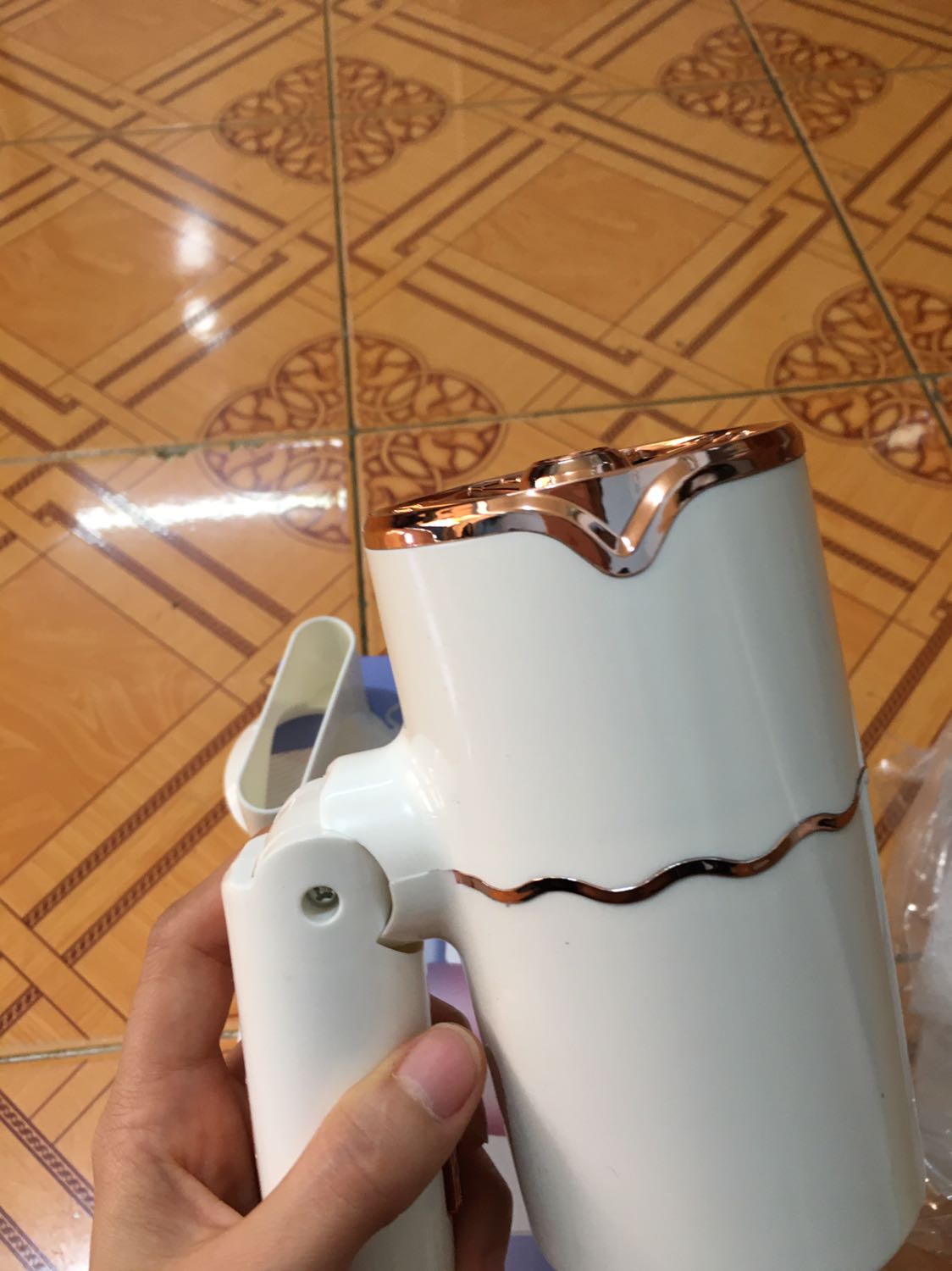 Mua dc em máy sấy tóc quá là ưng ý! Đẹp, gọn, gió mạnh, sấy êm k ồn! Giao hàng lại nhanh nữa!