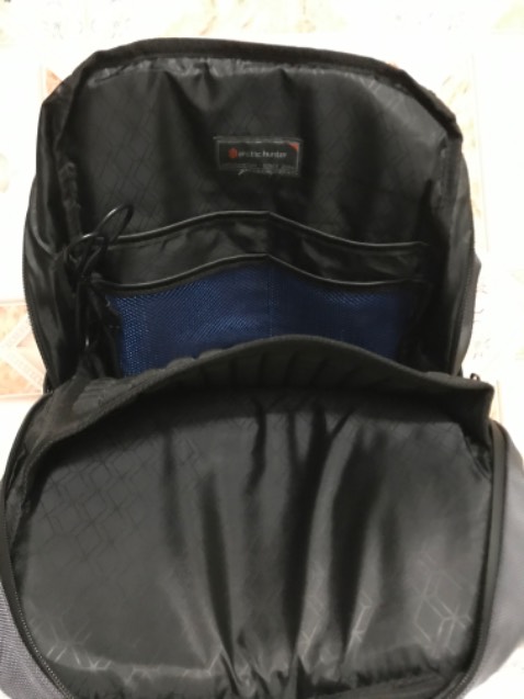 Balo chính hãng, lúc hàng về còn đóng nguyên trong túi kín. Độ hoàn thiện sản phẩm tốt đến từng chi tiết: từ chỉ may cho đến logo, khóa kéo, hoàn thiện chống nước,,,  Đã *** chống nước, thấy nước chảy trên mặt balo như mưa rơi trên mặt lá khoai ngứa. Balo không phải là màu xám chuẩn mà là màu xám xanh khá đẹp. Tuy shop có rep hơi chậm nhưng mua hàng quan trọng nhất vẫn là sản phẩm chất lượng, nên vẫn để 5 sao.