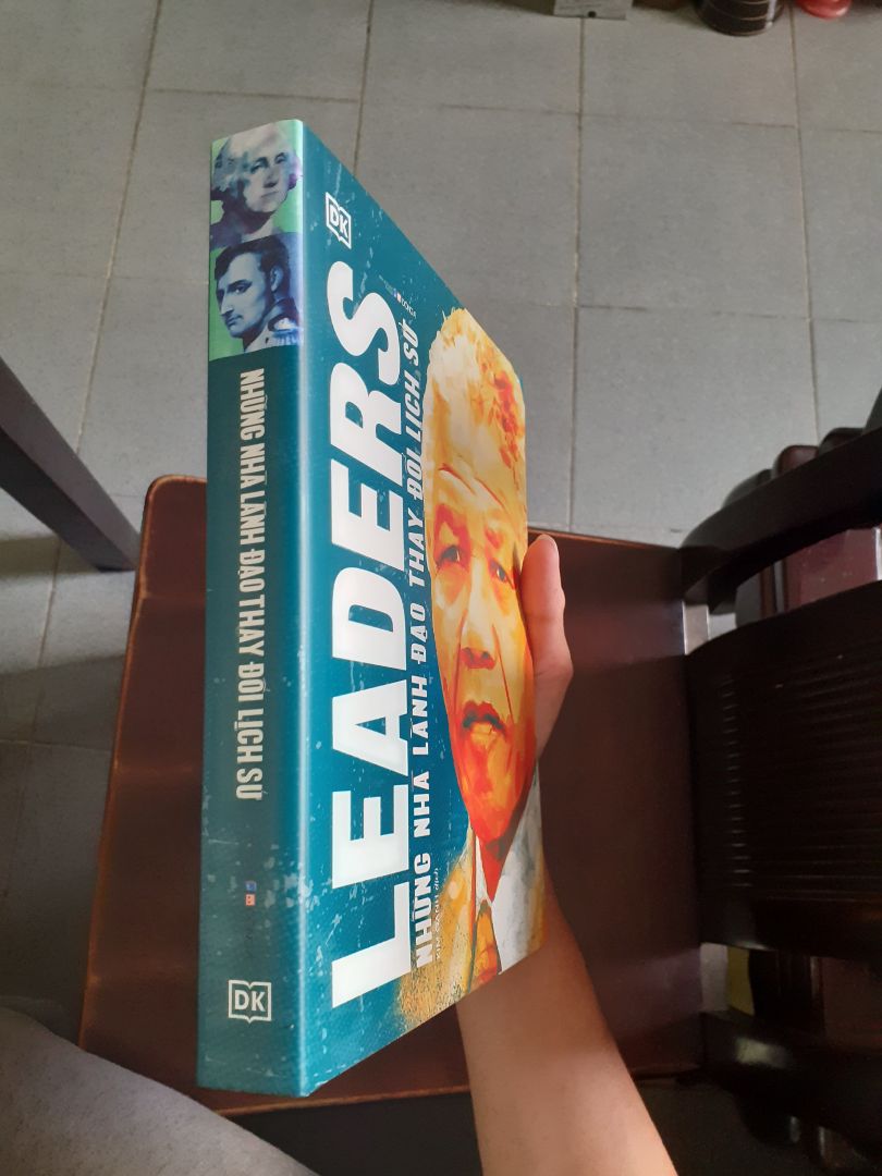 Mình thực sự cảm thấy rất thích quyển sách, rất đẹp ❤. Nó có kích thước kiểu dạng nhỏ hơn cuốn Bách Khoa Tri Thức Bằng Hình, dạng gọn hơn, cầm trong tay chắc và bự. Sách bìa cứng rất đẹp và nội dung thì quá tuyệt ?. Mình là dân yêu sách nên mà mua được một quyển sách chất lượng thì không gì hạnh phúc hơn, cảm ơn đội ngũ dịch thuật và DK nhiều lắm ạ! Mọi người mua đi, nội dung rất tuyệt và sách chất lượng cao ????