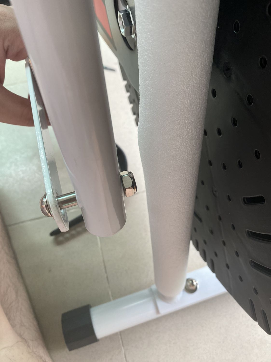 Sản phẩm của mình bị giao thiếu mất 1 con ốc cố định. Yêu cầu giao phần bị thiếu giúp mình!