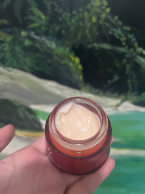 Giao hàng nhanh, đóng gói bảo quản sản phẩm cẩn thận. Sản phẩm nhìn sang, đẹp mắt, nhỏ gọn dễ mang theo. Về chất lượng thì mới xài lần đầu, cũng mới dùng sản phẩm dòng Vichy nên chưa đánh giá được. Sơ bộ thì chất kem mịn, dễ tán, apply tốt, không nặng mặt, hiện chưa thấy kích ứng. Khuyết điểm là mùi hơi hắc, giá hơi đắt, hũ kem không được đầy.
=> Chấm điểm ⭐️⭐️⭐️⭐️.