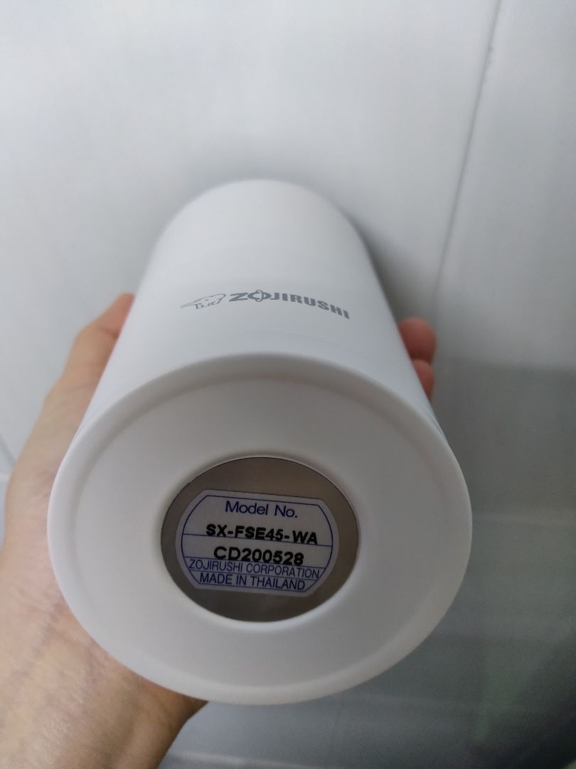 Về chất lượng dịch vụ:
Hộp tiki đóng gói chắc chắn. Giao hàng tiêu chuẩn nhưng rất nhanh, ngày hôm sau đã nhận được. Riêng hộp của sản phẩm không thấy seal của NSX ở miệng hộp, ko rõ hàng thật hay không? Làm cách nào để kiểm tra xuất xứ có đúng ko?

Về thiết kế và chất lượng sp:
Ly màu trắng đẹp, nhưng không được sáng như mình kỳ vọng, hi vọng dùng lâu ko bị bám bẩn & tróc sơn.
Mình có thể uống trực tiếp mà ko cần dùng ống hút, do thiết kế ko rỉ nước ở giữa nắp và thân ly. Tuy nhiên sẽ bị rỉ nước ở phần nắp nếu để quá nghiêng hoặc lắc mạnh, do thiết kế xoay ko kín.
Mình đựng đá lạnh ko thấy bị đọng nước ở thân, đáy và nắp bình. Đựng nước nóng cũng ko thấy nóng tay.
Tóm lại mình khá hài lòng về sản phẩm ở thiết kế tối giản và đẹp, chất lượng tốt.

Về chế độ bảo hành: có kèm phiếu bảo hành và yêu cầu người mua phải gửi phiếu về Cty trong vòng 15 ngày. Mình thấy không hiểu chỗ này lắm và mất công, bất tiện cho người mua.