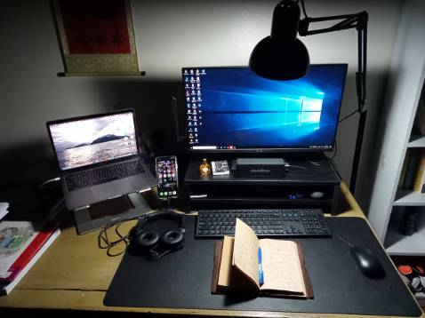 Giao hàng nhanh, đẹp đẽ chắc chắn. Dễ lắp đặt. Có hơi méo ở góc kệ nhưng mình nghĩ do khâu vận chuyển. 
Muốn đánh giá 10 sao nhưng trừ 5 sao vì TỚ MUỐN MUA CÁI BÀN CỦA CÁC CẬU NHƯNG CÁC CẬU KHÔNG CHỊU SHIP RA HÀ NỘI!!! Làm ăn thì chất lượng mà không chịu ship bàn! Tức! Giao hàng nhanh, đẹp đẽ chắc chắn. Dễ lắp đặt. Có hơi méo ở góc kệ nhưng mình nghĩ do khâu vận chuyển. 
Muốn đánh giá 10 sao nhưng trừ 5 sao vì TỚ MUỐN MUA CÁI BÀN CỦA CÁC CẬU NHƯNG CÁC CẬU KHÔNG CHỊU SHIP RA HÀ NỘI!!! Làm ăn thì chất lượng mà không chịu ship bàn! Tức!