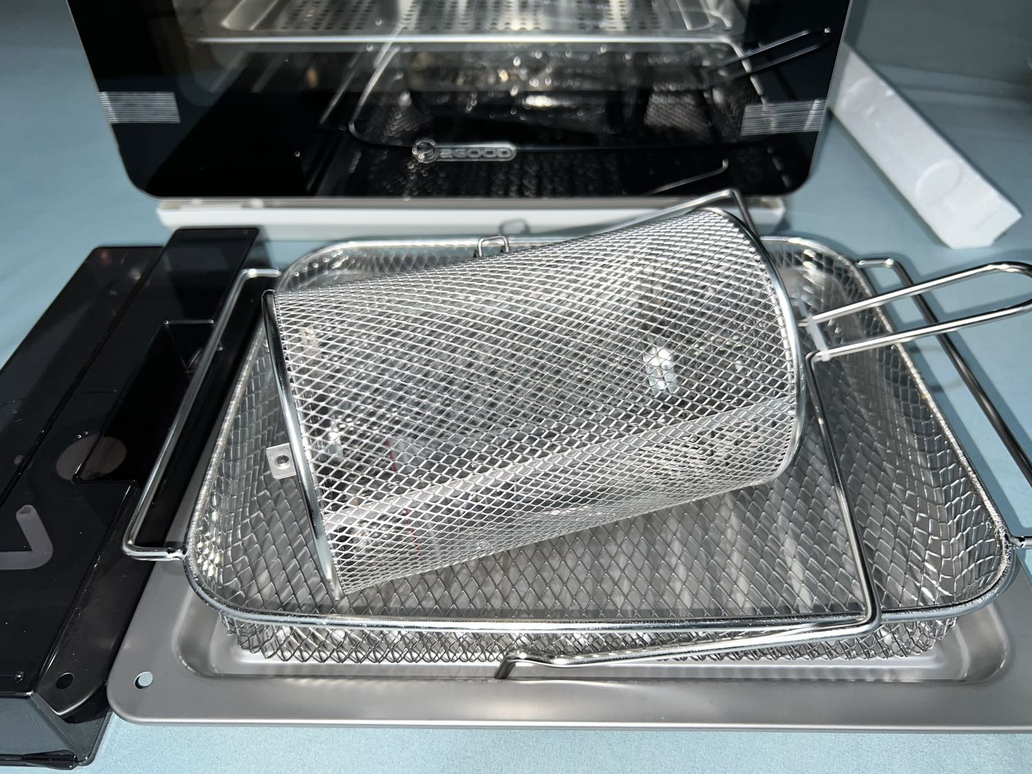 Mình sẽ đánh giá thêm sau khi dùng 1 thời gian nữa, ấn tượng đầu là đẹp và sang, mình lựa chọn nồi s100 của 2good vì nhà bạn mình dùng 2god s20 nấu rất ngon và nhìn nồi cũng chất lượng, con s100 này có hấp nên giá cao hơn hẳn nhưng gần tết nên cũng đầu tư.
1 phần vì thấy duy nhất nồi chiên hơi nước của 2good có lồng đảo và xiên quay gà thôi nên chốt luôn