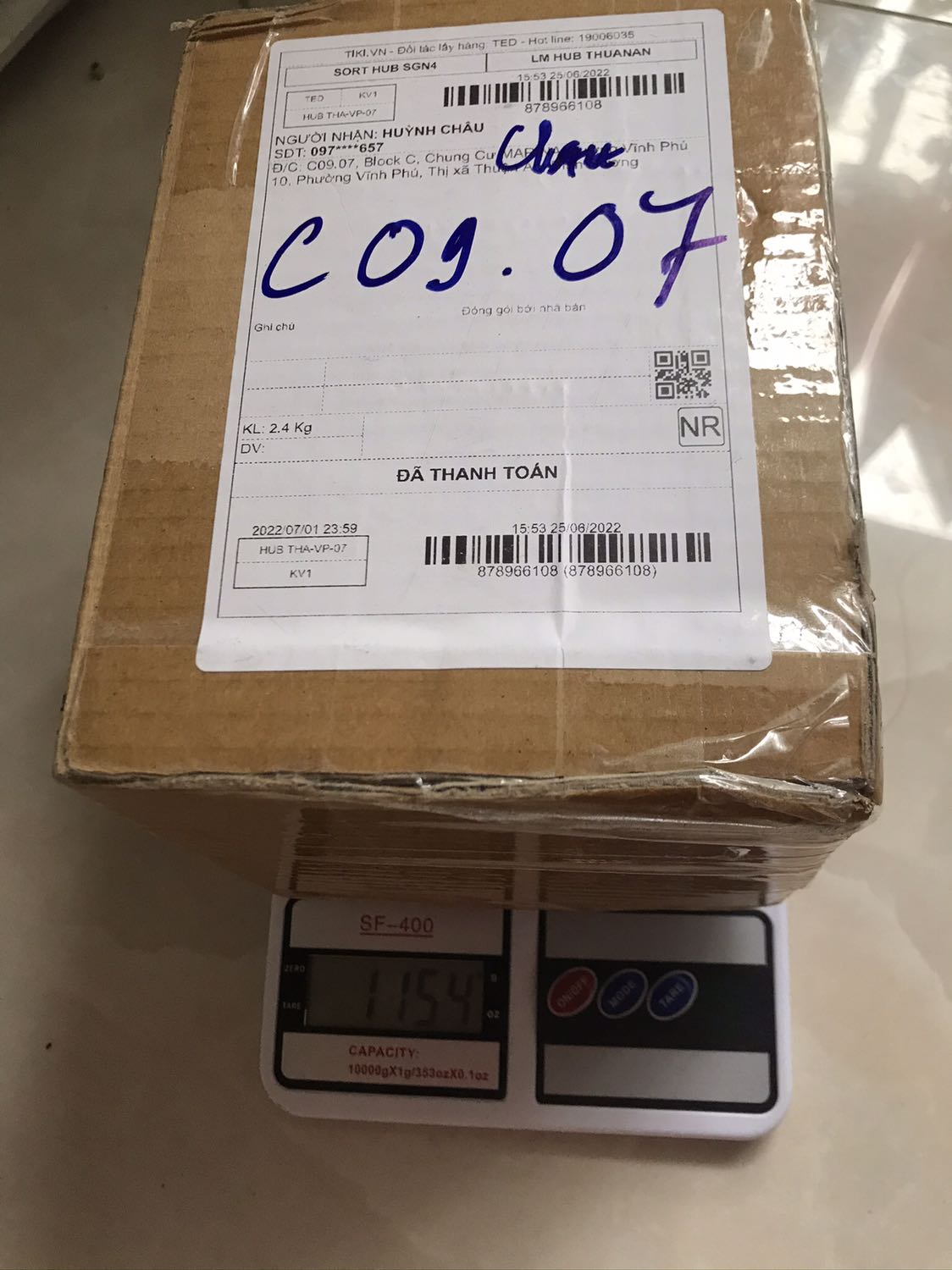 Giao hàng sai cho tôi. 
Tôi mua 2 hộp sữa, và đã thanh toán online, nhưng thực tê chỉ nhận có 1 hộp như hình ở dưới.
Đề nghị Tiki kiểm tra cho tôi trường hợp này. Vì tôi nhờ người khác nhận hộ, chứ giao sai tôi biết đã ko nhận hàng rồi.