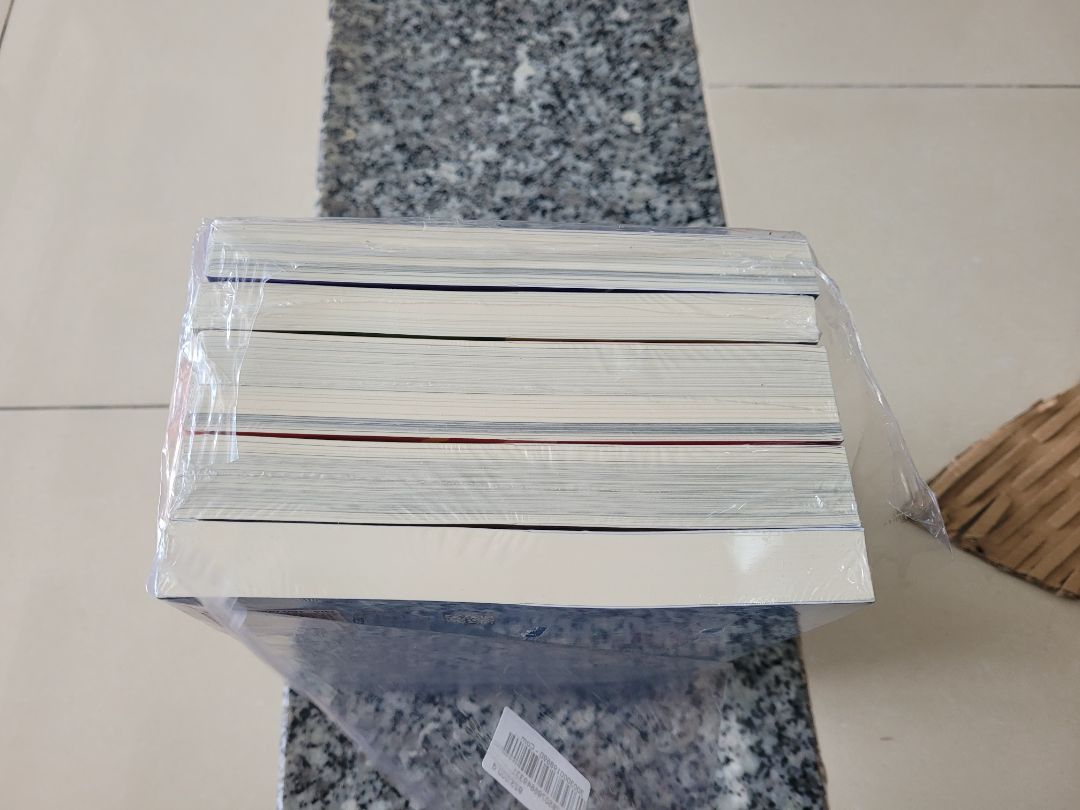 Mua nguyên bộ lại đúng dịp sale nên dc giá hời, xem qua bình luận của mọi người thấy bảo sách có nội dung khá hay, nếu bạn nào thích khoa học thì nên đọc thử còn về chất lượng bên ngoài thì khỏi phải bàn y như hình😄