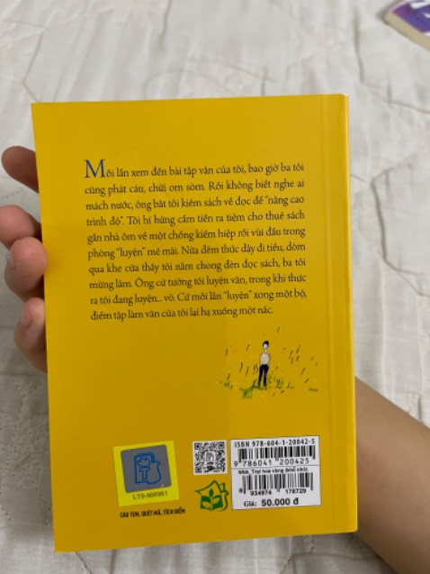 Do mình ko để í kích thước nên hơi bất ngờ về kích thước sách nhưng mà chất liệu giấy tốt ,chữ in rõ nét bìa đẹp , sách có mùi thơm rất dễ chịu , giao nhanh. Nên mua ah