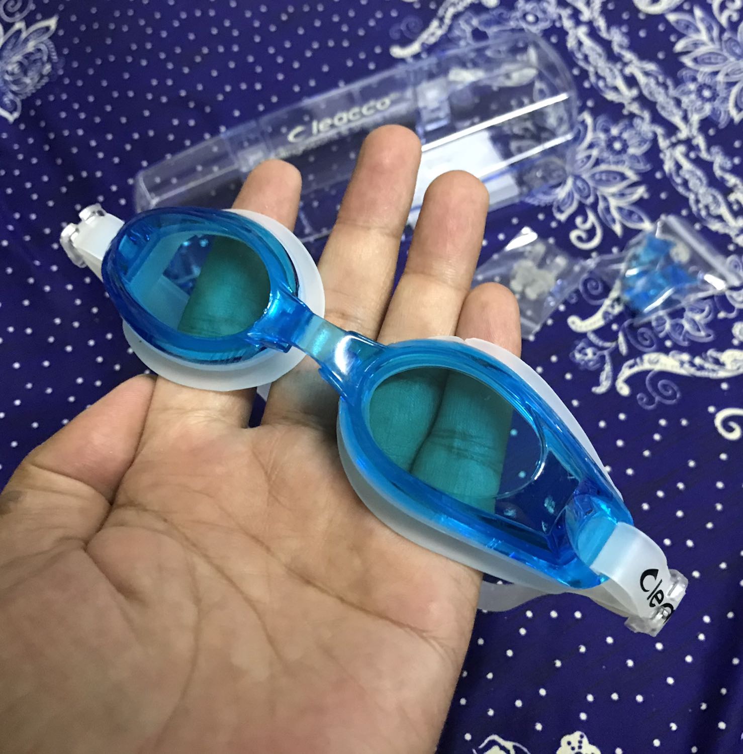 Đẹp, thời trang, và… SIÊU RẺ.

Tròng kiếng sáng xanh, trong suốt như pha lê, nhìn rõ ràng và cực êm mắt.

Viền cao xu mềm, đàn hồi, ôm mắt cực kín kẽ. Nước không thể lọt vô.

Dây đeo chắc mềm, có chế độ điều chỉnh vừa các vòng đầu của người châu Á, châu Âu.

Tiki ship đúng hẹn, hàng mới coong còn seal.

Đã đeo thử. Chỉ 1 từ: XUẤT SẮC