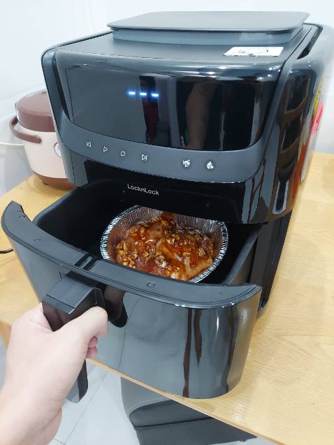 Sau 5-6 lần sử dụng, tạm thời có thể đánh giá đây là một sản phẩm rất tốt. Vừa chiên nướng vừa hấp, giúp nấu ăn hiệu quả cực kì, một người yêu thích lối sống Tối Giản nên có cái này, hihi. Máy hoạt động trơn tru và êm, thực phẩm chín đều, ngon miệng.
Dung tích lớn, có thể nấu nhiều thức ăn cùng lúc dành cho 2 - 6 người.
Săn sale cái nồi giảm 50% kèm voucher 300k từ Tiki và 150k từ dịch vụ trả góp của HomePaylater, iu quá đi Sau 5-6 lần sử dụng, tạm thời có thể đánh giá đây là một sản phẩm rất tốt. Vừa chiên nướng vừa hấp, giúp nấu ăn hiệu quả cực kì, một người yêu thích lối sống Tối Giản nên có cái này, hihi. Máy hoạt động trơn tru và êm, thực phẩm chín đều, ngon miệng.
Dung tích lớn, có thể nấu nhiều thức ăn cùng lúc dành cho 2 - 6 người.
Săn sale cái nồi giảm 50% kèm voucher 300k từ Tiki và 150k từ dịch vụ trả góp của HomePaylater, iu quá đi