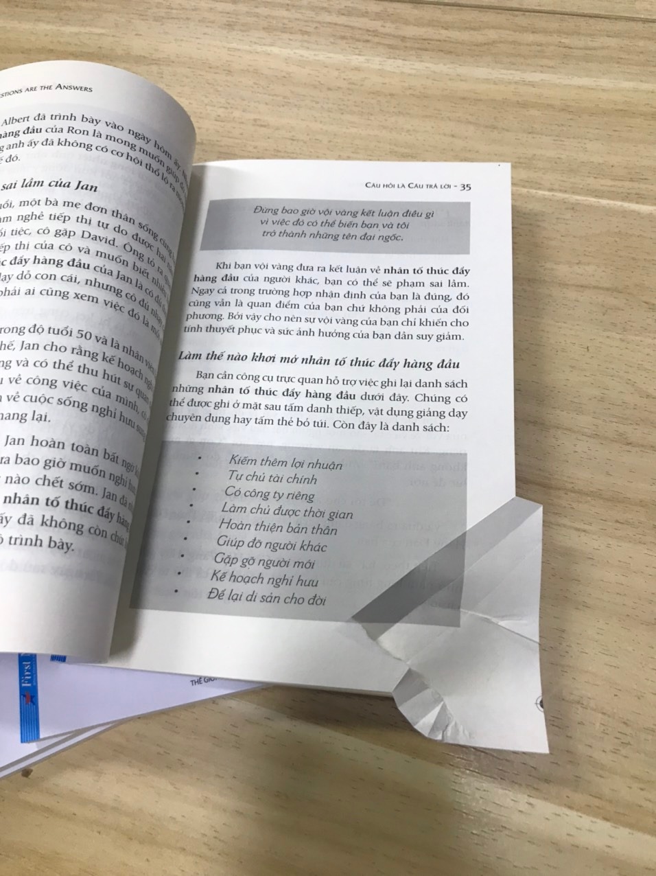 Tôi hài lòng về thời gian giao hàng của Tiki, tuy nhiên 1 trong 4 cuốn sách tôi nhận bị lỗi, rách. Tôi cho rằng đây là do sự kiêm tra hàng trước khi giao không kỹ của nhà sách.
Về cơ bản nội dung sách không bị ảnh hưởng nhưng nếu tôi tặng ai đó cuốn sách này thì thật tệ.
Hi vọng các bạn ghi nhận để kiểm tra kỹ trước khi giao và phục vụ khách hàng tốt hơn.
Trân trọng!