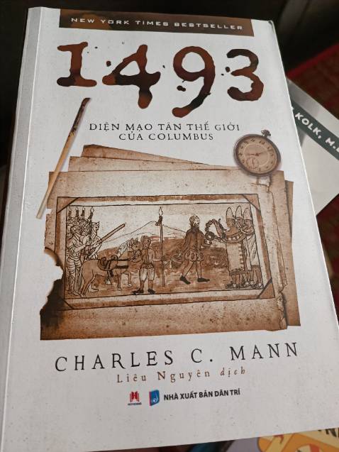 Về ngoại quan, sách đẹp, dày và cầm nặng tay. Về nội dung, sách chia thành các phần đi từ Châu Á 
cho đến châu Phi. Trong mỗi phần phân tích những ảnh hưởng của cuộc trao đổi Columbus đến châu lục tương ứng từ lịch sử, kinh tế đến sinh thái, nhân khẩu...Cách viết của tác giả lôi cuốn, dễ nắm bắt nên dù dày nhưng đọc không chán. Nhiều kiến thức thú vị đáng để tham khảo.