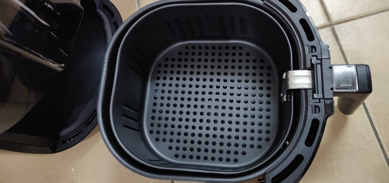 Máy được Tiki đóng gói cẩn thận, mẫu mã đẹp, đã chiên thử dĩa đậu hủ ăn rất ngon (để nhiệt độ 200, thời gian 15ph).
Thể tích 5.2L nên hơi to, lúc chiên thì có ngửi thấy mùi nhựa như một số bạn nhận xét nhưng sau đó vẫn dùng ổn.
Bé ở nhà thích ăn đồ chiên dòn nên sắm về sử dụng lâu dài.