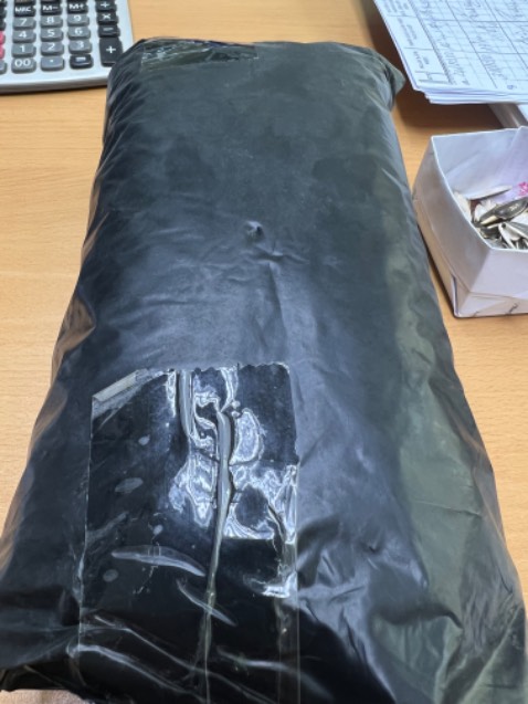 Đặt sản phẩm màu đỏ lại giao màu cam. Giao hàng nhanh. Vẫn phải trừ điểm. Nhưng nếu sản phẩm là mùi tự nhiên sẽ tiếp tục ủng hộ.