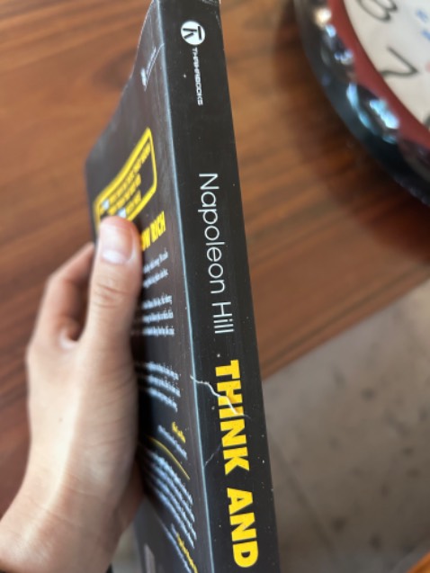 Điểm cộng: Giao hàng nhanh, người giao hàng lịch sự. Điểm trừ: Gáy sách bị rách, bìa bị cong vênh, nhiều bụi. Bên trong sách chất lượng tốt