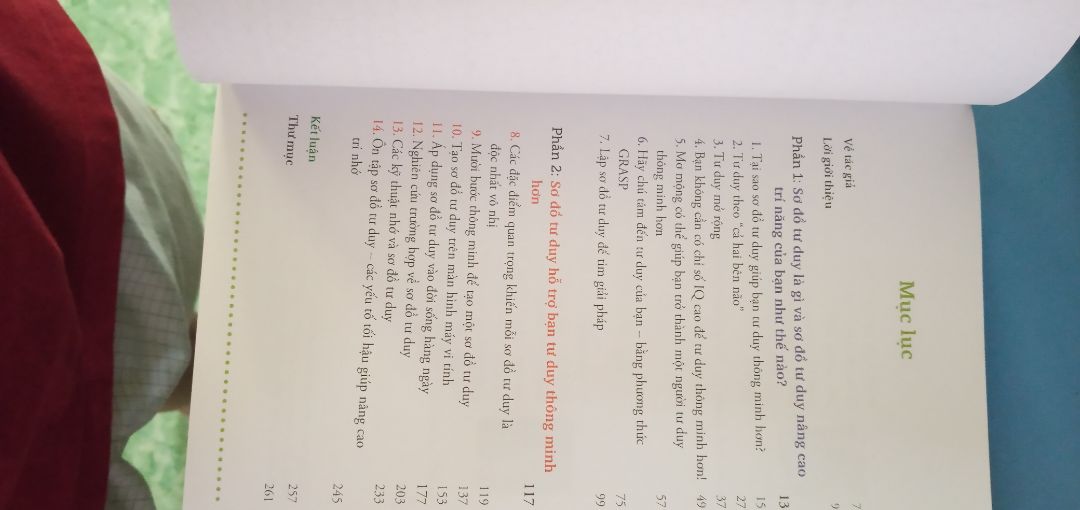 Sách được gói trong thùng nhưng không có muốt. Tuy nhiên bìa sách không trầy xước nhiều và bìa sách không gãy.
Sách không có màng co nhưng sách vẫn sạch, không lấm lem.
Giao hàng uy tín và có tâm. Đơn hàng có thiếu sản phẩm nhưng đã giải quyết nhanh và giao đầy đủ cho mình.
Rất hài lòng với Tiki nhưng lần này chỉ chấm 4 sao vì sách không được bọc màng co. Chỉ vậy thôi!