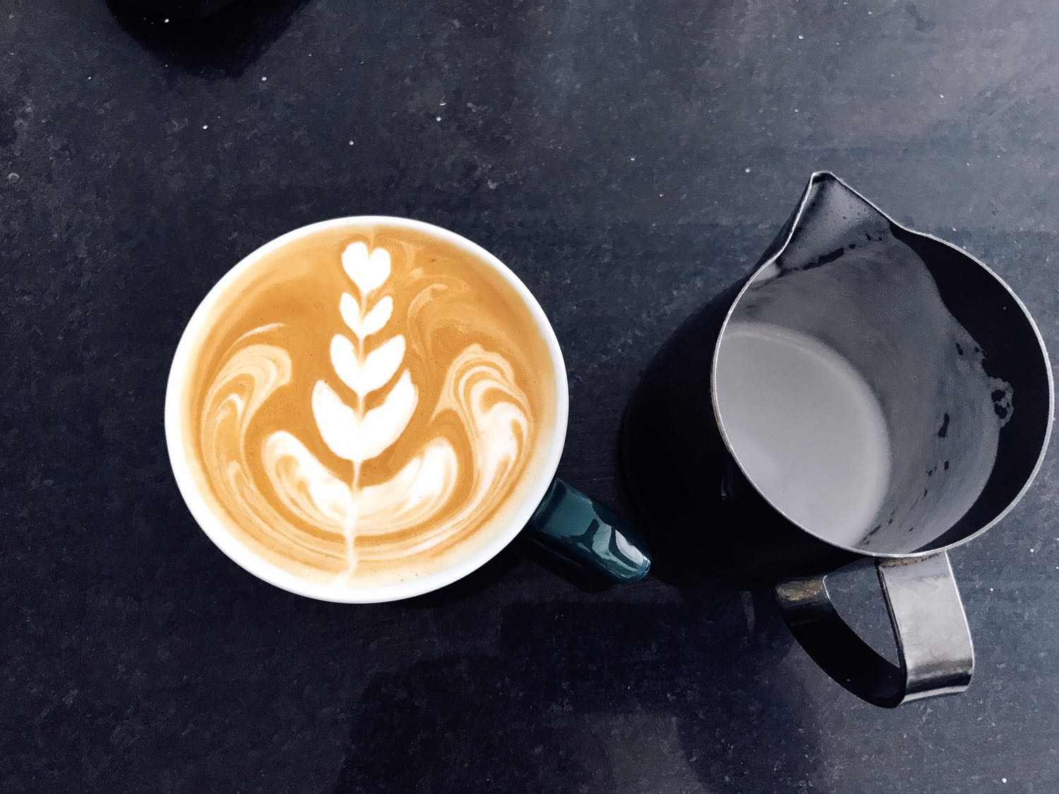 Tiki giao hàng nhanh và khi mở ra kiểm tra hàng còn mới ko có dấu hiệu đã qua sử dụng . Tuy lực ép chỉ có khoảng 4 bar chưa ra đúng chất lượng để pha 1 ly Espersso nhưng không thể đòi hỏi gì hơn với máy pha mini và giá của sản phẩm này . Pha ở nhà nhanh hơn pha phim rất nhiều và còn đánh bọt để tạo hình đc nữa ??