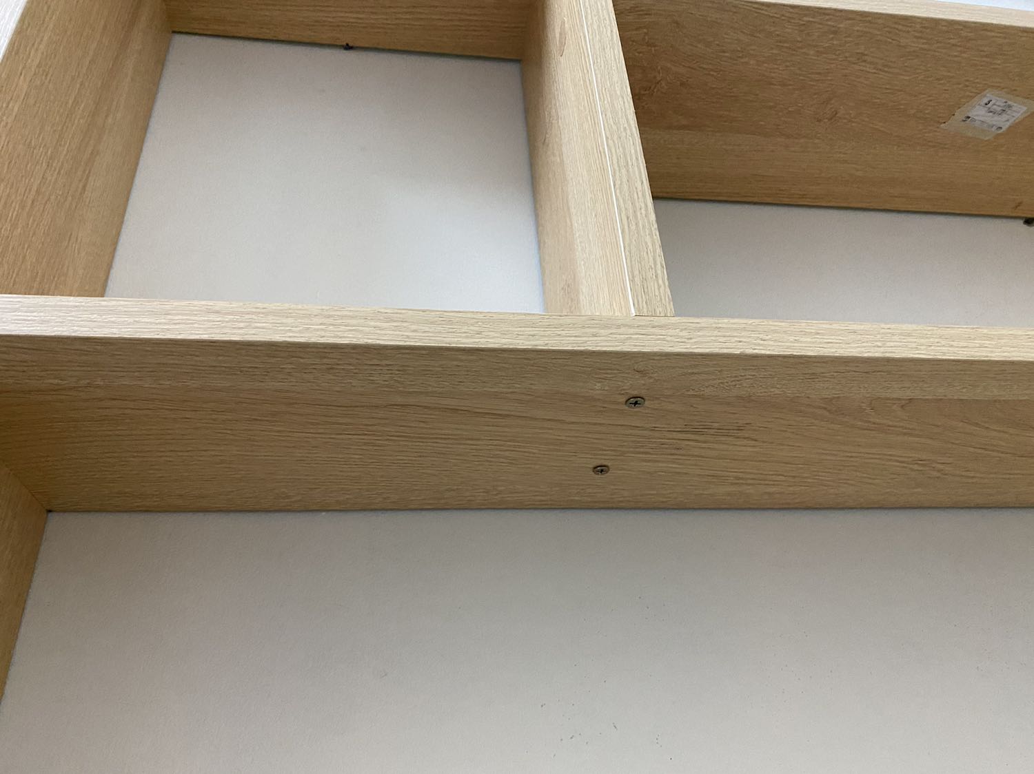 Sp đóng và gói hàng kĩ, có hd lắp ráp chi tiết. Tủ khá đẹp và chắc chắn. Co một lỗi nhỏ là thanh ngang giữa đục ngược lỗ ốc, nhưng cũng ko phải lo vì đã có miếng dán che ốc