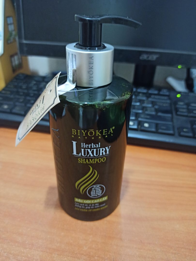 sản phẩm mùi bồ kết khá thơm .  mua về  cho mẹ mình xài rất thích .   từ nay  mẹ mình ko cần nấu bồ kết  xài nữa. mà xài sp của shop là dc .  mọc tóc thì để thời gian sử dụng xem sao 
thời gian giao hàng nhanh , tiki hẹn 4 ngày giao hàng mà 2 ngày đã giao rồi .  
cảm ơn shop