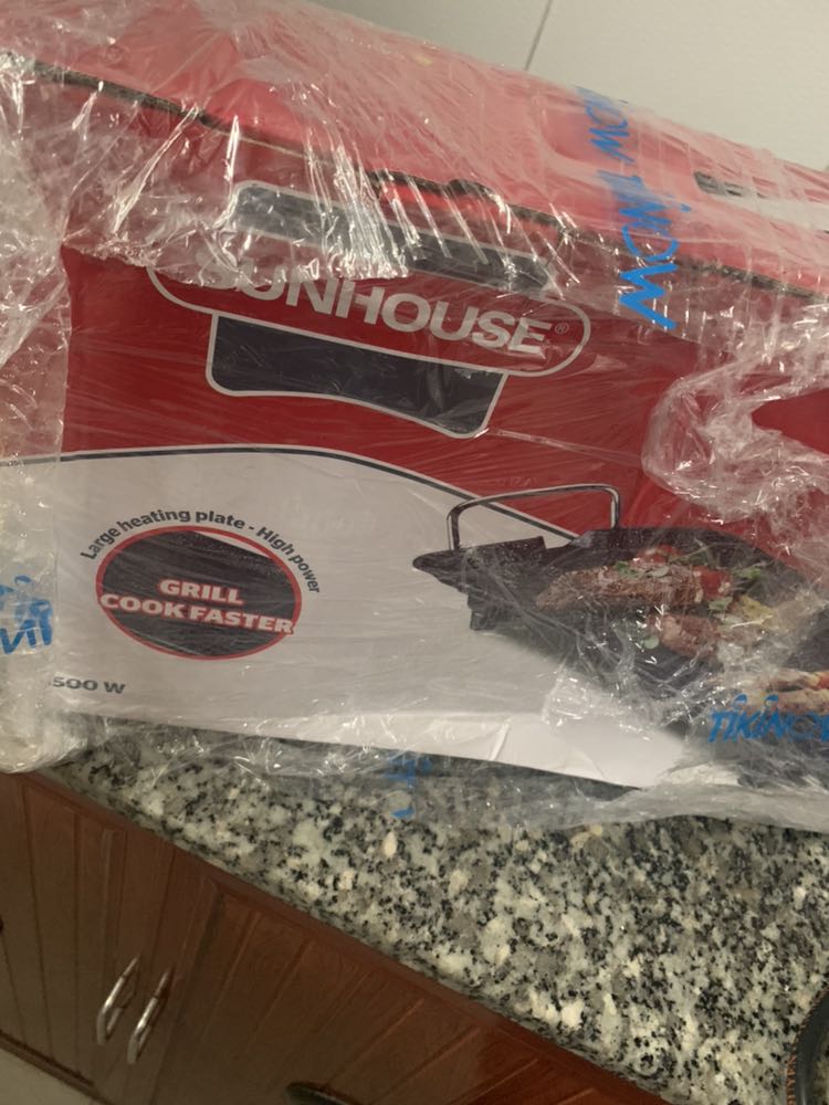 Giao hàng nhanh nhưng…
Thùng hàng móp, dù có dán ở ngoài là hàng dễ vỡ, chưa dùng nên không biết có bị ảnh hưởng không.
Mở hàng ra thì bị thiếu 1 đệm chân, làm mấy bị bập bênh. Bụi trắng bám làm mình nghĩ hàng stock lâu rồi. Đầu cắm thì thâm đen…
Thường nhận hàng tiki khá ổn, có lần này là ngoài mong đợi…