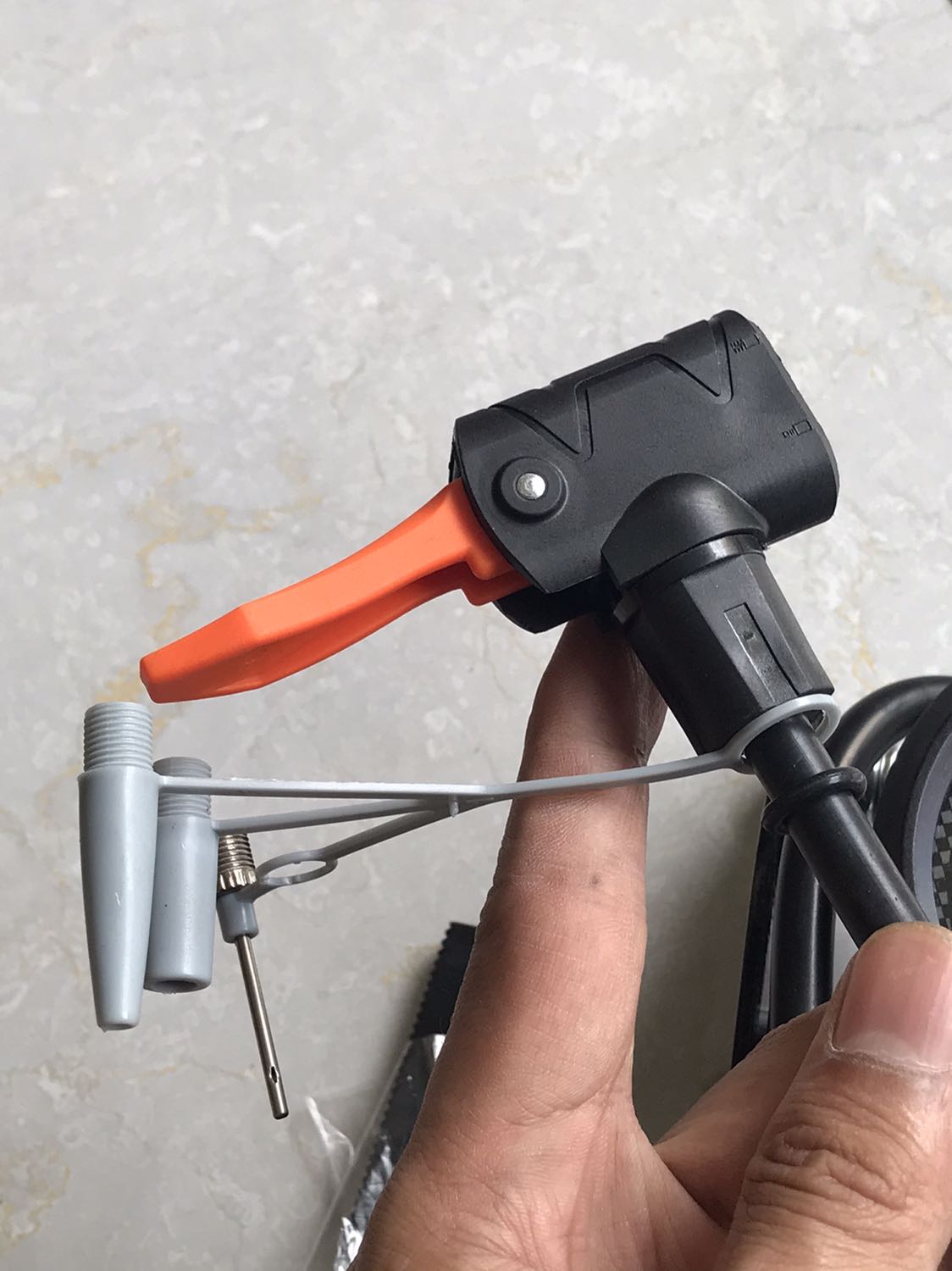 Một xi lanh bị xước khá lớn và to, không có van nối bằng đồng như mô tả trong hình, khoá gài chốt bàn đạp bị lỗi nên khó gài. Còn về chất lượng thì chưa thử nhưng nhìn bề ngoài đã có bấy nhiêu đó điểm không ưng về sản phẩm này