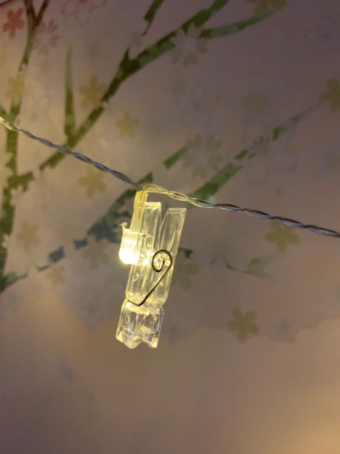 Đơn giản, dễ sử dụng, lúc giao dây dài được cuộn lại khá dễ tháo. 
Ánh sáng vừa phải. Sử dụng 2 pin 2A.