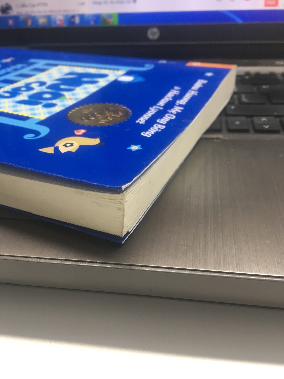 Mình mua sách của Tiki nhưng khi nhận được sách vào sáng nay thấy thất vọng toàn tập vì sách cũ, chắc chắn đã qua sử dụng vì sách đã bị bẩn (cả trong và ngoài), bìa trước và sau bị gập, nhàu nát và nhiều vết xước. Đề nghị  đổi hàng giúp mình. Mình cảm ơn và mong sớm nhận được phản hồi từ Tiki