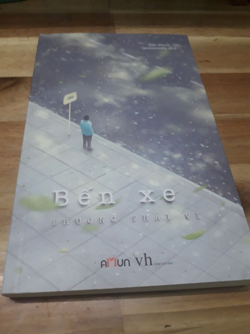 Sách giao khá là lâu nhưng  hàng vẫn lành lặn 
Về ND thì buồn khỏi nói 😞 nó lm mik khóc quá trời 
Cặp đôi trong câu chuyện có tình cảm trong sáng thuần khiết nhưng họ lại chia lìa nhau ko những vì cái chết và sự sống mà còn vì định kiến xã hội bởi mới thấy miệng đời thật tàn nhẫn.