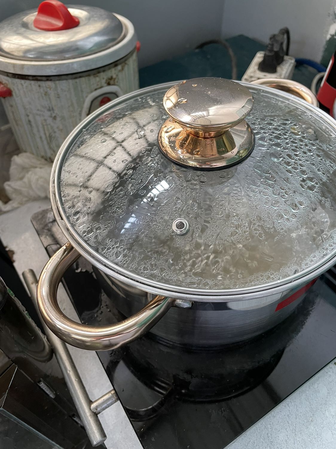 Quai nồi trầy xước, giao hàng lâu quá 6 ngày mới tới chờ dài cổ(hẹn 6 ngày) mong sau mua giao sớm 1-3 ngày thôi là Ok. Nấu thử nước thì thấy nước nhanh sôi, bền hay không phải dùng 1 thời gian nữa mới biết được !