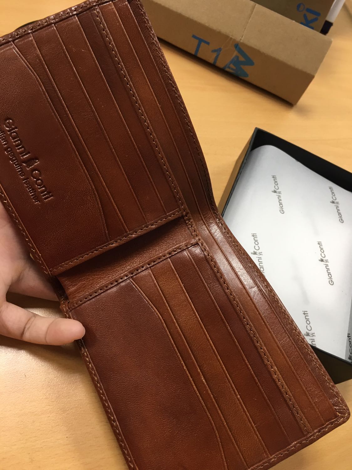 Nghe Thương hiệu Gianni Conti thì đủ biết chất lượng sẽ thế nào rồi. Ví rất đẹp, da mềm, thơm mùi da bò thuộc thảo mộc đúng chuẩn. Với mã giảm giá trên Tiki thì sản phẩm này là lựa chọn rất tuyệt vời.