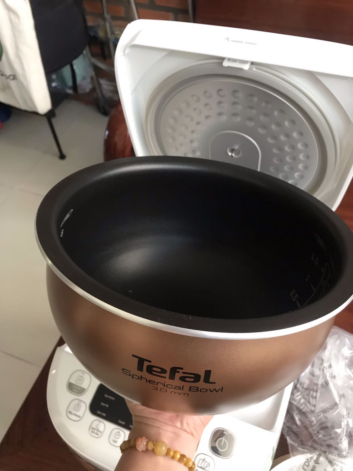 Mình đã nhận hàng, rất hài lòng. Sản phẩm đẹp, mới, đầy đủ chi tiết, về phần nhìn rất chất lượng. Cơm nấu thử rất ngon, nhưng hơi confuse vì lúc mới căm nấu cứ thấy nồi lúc kêu lúc ngừng, làm mình tưởng bị lỗi. Mình nghĩ nhà sản xuất nên note về khoản này để khách mua ko bị lă tăn.