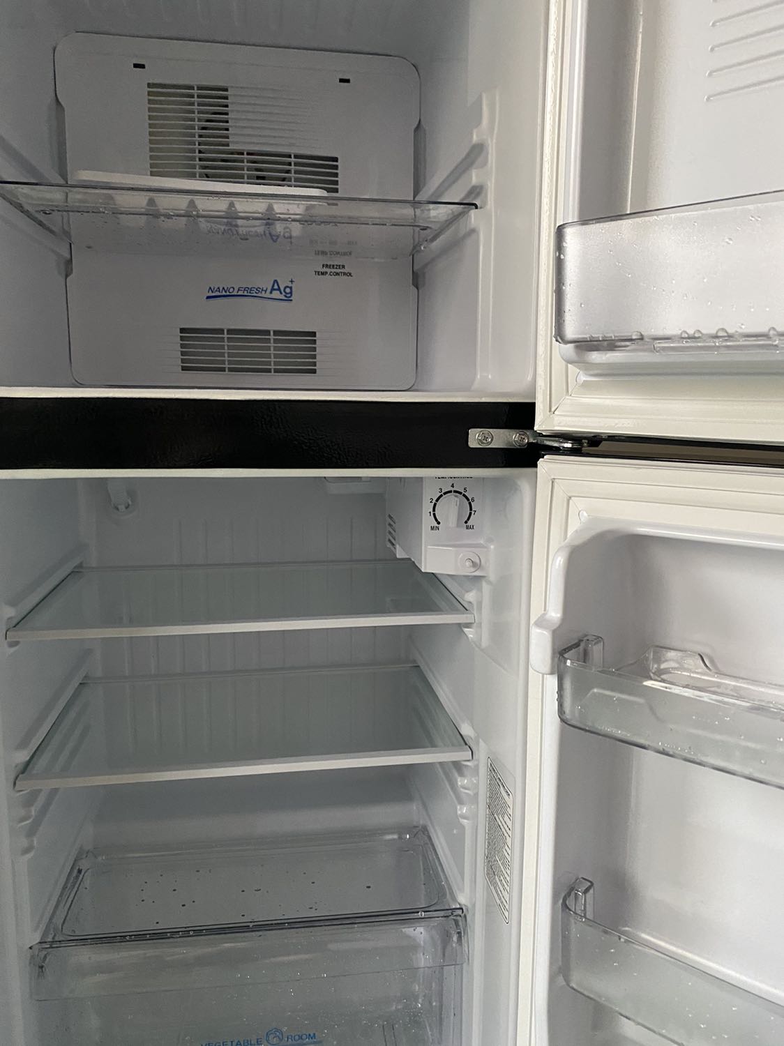 Không nói đến sản phẩm, mình đánh giá chính sách bán hàng của TIKI tệ. Mình không được hỗ trợ về việc lắp đặt. Trong HDSD có phần nối đất để đảm bảo an toàn không bị điện giật. Mình có gọi lên tổng đài thì được phản hồi là Tiki không hỗ trợ cho kỹ thuật đến nhà lắp đặt phần này. Phòng mình ở là nữ, không ai biết kỹ thuật lắp đặt nối đất ntn cả. Kể cả việc giao hàng cũng vậy, nữ tụi mình phải phụ vác đồ lên lầu 3 thang bộ cùng với shipper.
Mình mua hàng Tiki cũng nhiều. Nhưng hỗ trợ KH như vậy thì chắc mình không quay lại nữa.