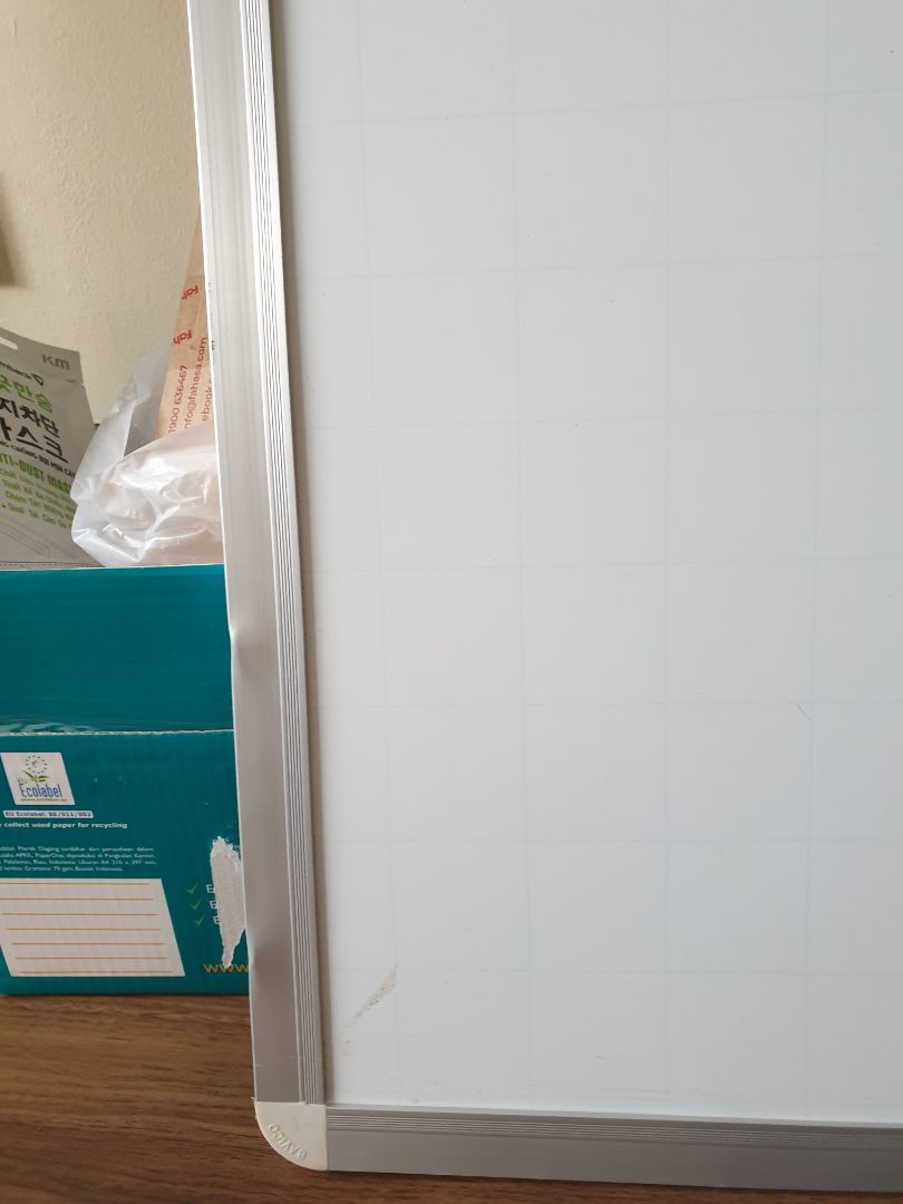 bảng thiếu máng đựng bút như mô tả, bảng giao bị móp méo và không có dụng cụ đính kèm để treo tường. Đề nghị giao bổ sung các phần còn thiếu