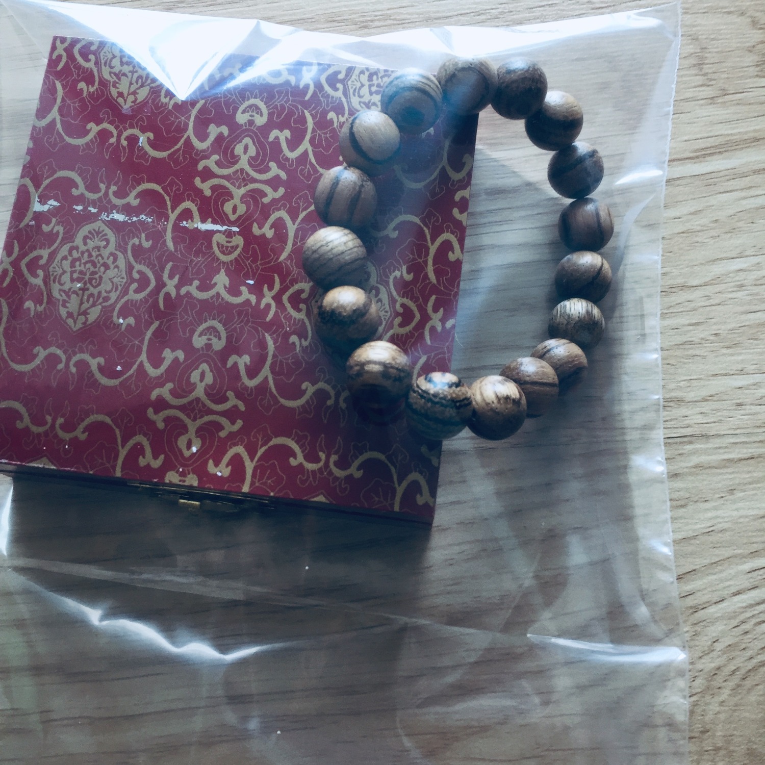 Tay mình hơi to (mình 82kg)nhưng ham rẻ mua vòng có 12li, đeo vào thấy hơi nhỏ, nhưng lại thấy dễ thương, hồi bao giờ toàn xài hàng bự nay đeo cái vòng nhỏ ai cũng hỏi mà ai cũng khen là nhìn nó dễ thương
hàng nhìn rất thật
cái hộp thì thôi rồi, quá là xịn sò(bác nào mua làm quà thì ko cần bàn)
đúng mộc luôn, không sơn gì bên ngoài cả, thích nhất là vòng mộc
Mùi thơm thoảng chứ ko nức như Hoàng Dương hay Bách
nói chung ok
dao hàng nhanh


cảm ơn Tiki, để gom lúa mua thêm cái 20li cho nó ngầu