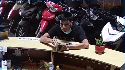 Áo đẹp lắm. Quên chụp hình áo rồi. Mượn đở ảnh thằng ăn cắp dua lên đây.