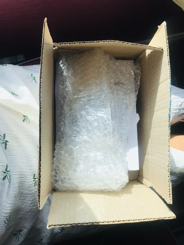 Hộp gói đẹp và cẩn thận. Mình ở Đà Nẵng nhận hộp ko bị méo hay bẩn gì cả. Bên trong sản phẩm gói kỹ lưỡng. Ống hút ko bị nứt hay vỡ. Chất liệu thuỷ tinh khá dày. Cọ rửa cầm chắc tay và khá dài. Nên mua và dùng lâu dài đc và kinh tế hơn so với ống hút tre vì tre ở VN ẩm dễ bị mốc nếu ko biết bảo quản