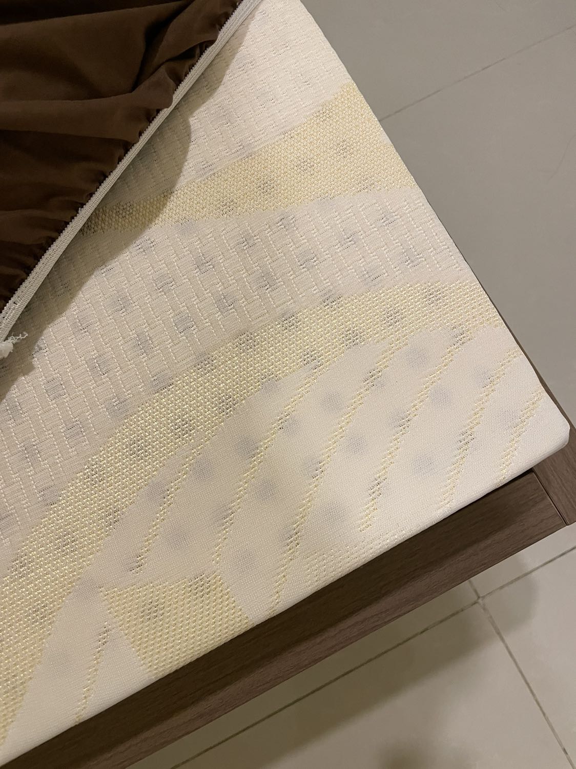 Giao nhanh, đóng gói cẩn thận, nệm nằm êm, sẽ có hơi mùi nhẹ vào tuần đầu, nói chung chất lượng ổn