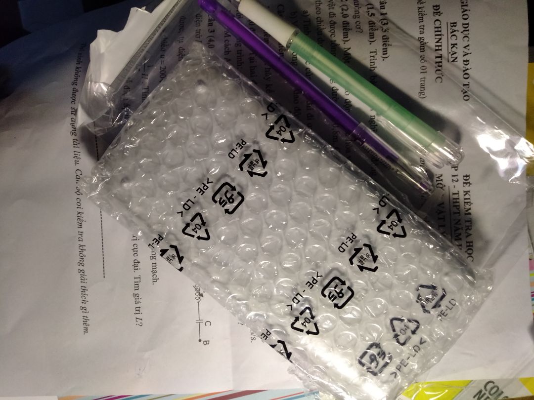 May mắn nhận được hàng made in Thailand :v. Máy tính rất đẹp, bàn phím bấm rất mềm và êm, có bảo hành 7 năm, mở ra mới nguyên không có vết xước, hạt bụi nào cả. Giao hàng nhanh hơn dự kiến lại được tặng thêm 2 cái bút hihi. Cho 4 ⭐ vì thắc mắc thẻ bảo hành không có ghi gì cả là sao hả Tiki?