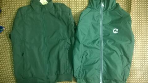 Mình ở HN, đặt hôm 22/10 mà nay mới nhận đc, hơi lâu. Mua áo khoác này với 1 áo gió, tổng hết 259K và rất hài lòng. Áo khoác vải rất dày, sờ rất thích, màu đúng như ảnh, chỉ thừa rất ít. Mình m62, 52kg hơi gầy mà mặc tương đối vừa, nhìn đẹp. Bạn nào tầm 55kg hoặc cao hơn xíu đảm bảo max đẹp :)) Chúc Shop làm ăn tốt, mấy nữa có khi xem mấy cái áo da ủng hộ tiếp.