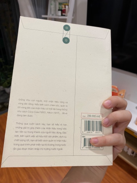 Một cuốn sách về chủ đề Nhãn hiệu rất trực quan và gần gũi, rất hữu ích cho anh em doanh nghiệp. Sách in đẹp, dày, chắc chắn, nhìn bìa giống y chang bộ hồ sơ đăng ký nhãn hiệu.