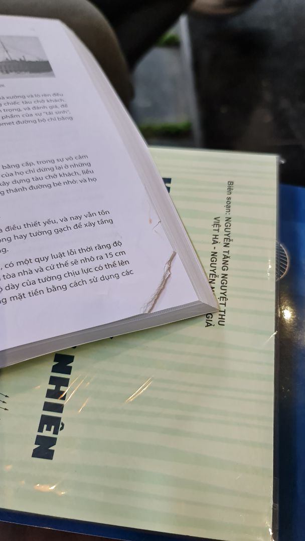 sách mới nhận mà rách bên trong rồi