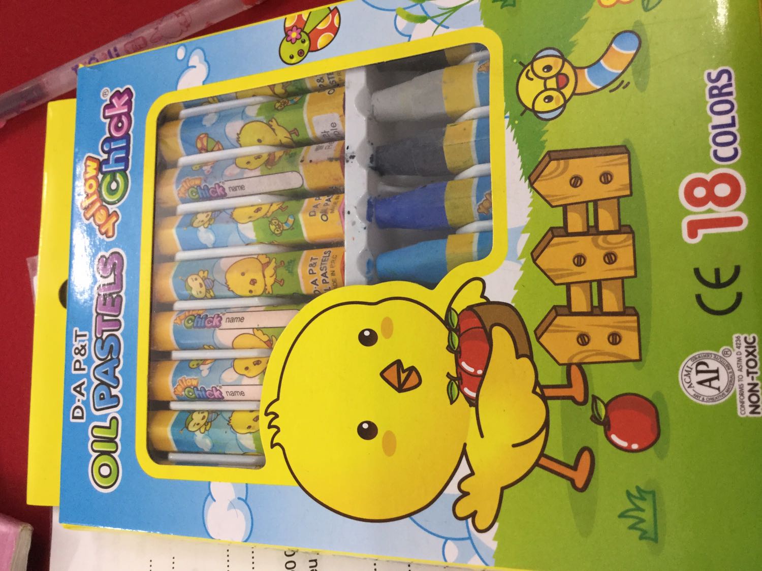 Hộp và bao bì được đong gói cẩn thần . màu sáp dầu chất lượng cao , màu tươi sáng và vừa với túi tiền của người mua .