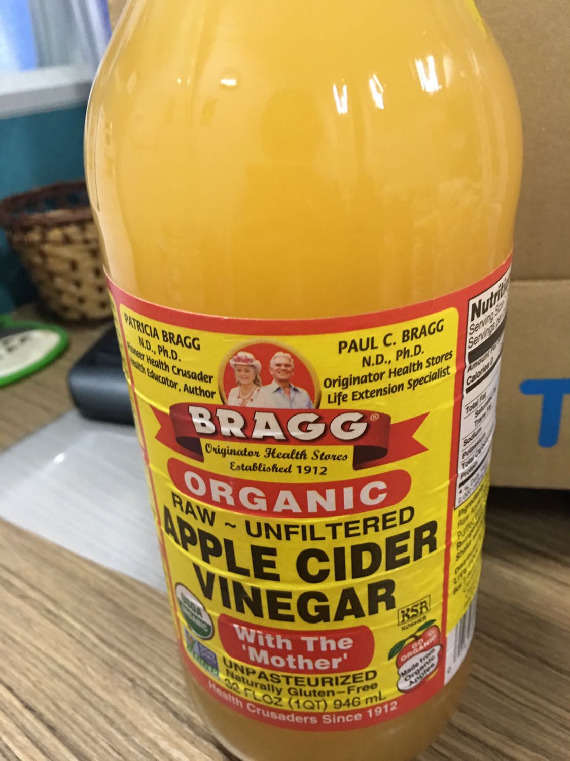 Bình thường tiki gói hàng tốt lắm nhưng lần này mình thất vọng nặng nề. Hàng chưa khui seal mà đã đổ tràn lan ra ướt nhãn, ướt niêm phong. Nguyên do là chai giấm bị để nằm ngang trong hộp và ko có cái gì chèn nên lọt thỏm ko cố định. Có thể bị tràn ra do lúc vận chuyển. Mong các bạn rút kinh nghiệm khi vận chuyển mặt hàng này nhé