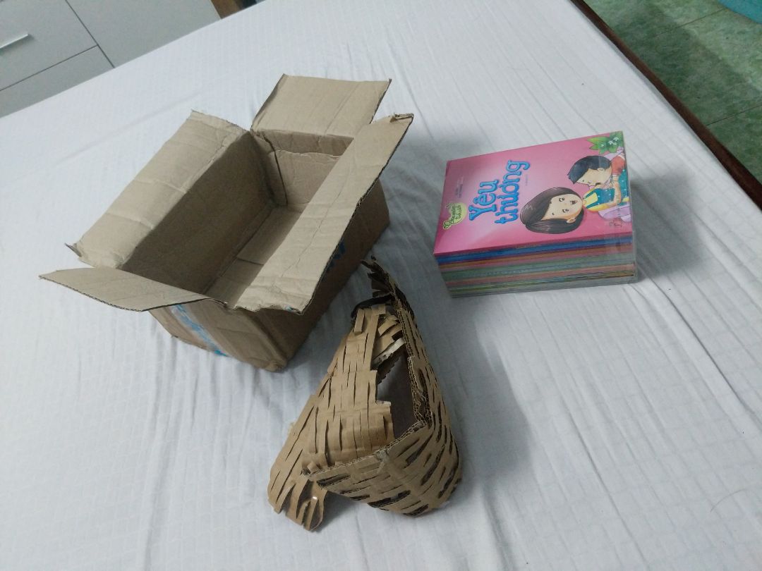 Do lỗi gì đó mà nilon bọc tập sách hơi rách một tí. Mọi người cố gắng nhé.